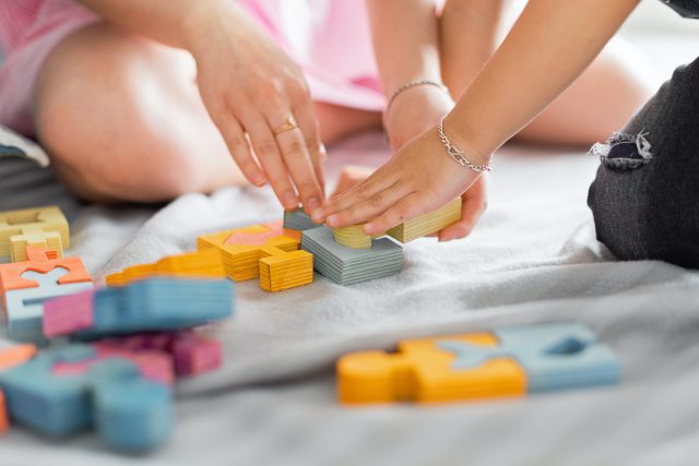 układanie puzzli przez dzieci